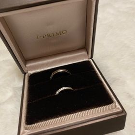 【アイプリモ(I-PRIMO)の口コミ】 ウェーブなどではなくまっすぐなラインで、斜めにダイヤが入っているデザ…