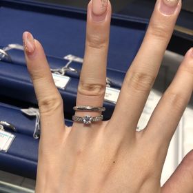 【銀座ダイヤモンドシライシの口コミ】 デザインに一目惚れしました。斜めにダイヤが入っているところがとても素…