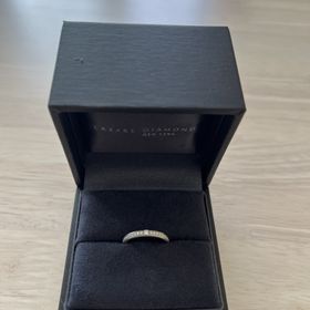 【ラザール ダイヤモンド(LAZARE DIAMOND)の口コミ】 派手すぎずシンプルすぎないデザインを探していたのでこちらの指輪にしま…