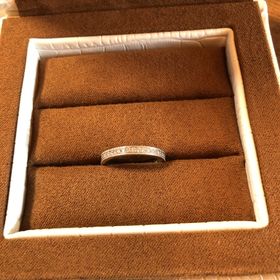 【ROCCA(ロッカ)の口コミ】 指輪が変形した状態など着け続けると指に負担がかかるが、装着した際きれ…