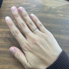 【4℃ BRIDAL(ヨンドシーブライダル)の口コミ】 ストレートでシンプルなので結婚指輪らしさがありつつ、ダイヤモンドが5石…