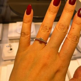 【ブシュロン(BOUCHERON)の口コミ】 ハーフエタニティの部分が全て同じ太さで同じ大きさのダイヤがあしらわれ…