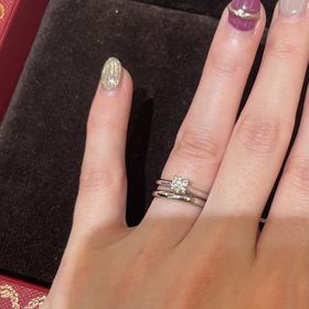 【カルティエ(Cartier)の口コミ】 結婚指輪と重ね付けしても違和感がないデザインが良いと思っていたので、…
