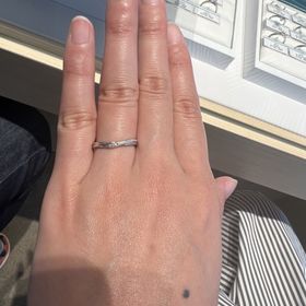 【銀座ダイヤモンドシライシの口コミ】 ゴツゴツした指にコンプレックスがありましたが、緩やかなVラインが指をす…