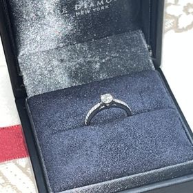 【ラザール ダイヤモンド(LAZARE DIAMOND)の口コミ】 デザインは、メレダイヤ付きの可愛いものを探しており、他のブランドにも…