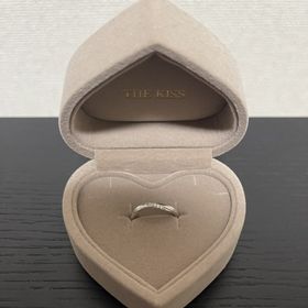 【THE KISS(ザ・キッス)の口コミ】 指が太いのが悩みで店員さんにおすすめを聞くと
細く見えるようにひねりが…