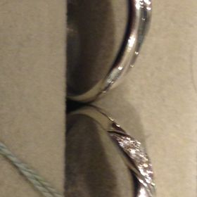 【Something Blue(サムシングブルー)の口コミ】 ゆるく湾曲した指輪で着けてみると、違和感が全くなく指がきれいに見えま…