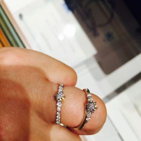 【銀座ダイヤモンドシライシの口コミ】 両脇に2つずつダイヤが付いており、とても輝いていた。5種類ほど試着した…