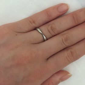 【ティファニー(Tiffany & Co.)の口コミ】 この指輪は中央がくぼんでいて、婚約指輪と重ねづけができるところがポイ…