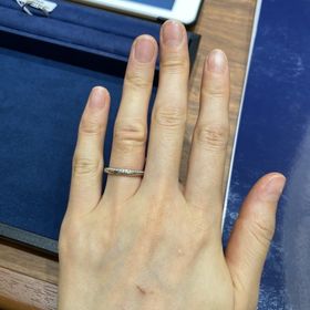 【4℃ BRIDAL(ヨンドシーブライダル)の口コミ】 他とあまり被らないデザインに惹かれました。ダイヤの埋め込まれた位置が…