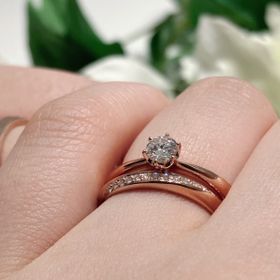 【4℃ BRIDAL(ヨンドシーブライダル)の口コミ】 華奢なピンクゴールドを求めて7店舗探しました。ウェーブリングだと指も長…