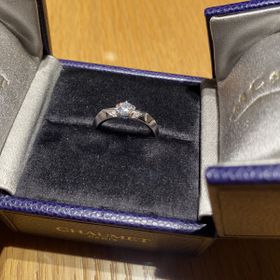 【ショーメ(CHAUMET)の口コミ】 シンプルですが、他の人と被らなさそうなデザインが決め手でした。
私の手…