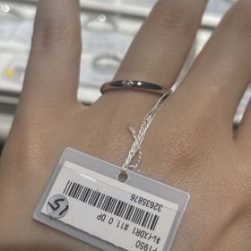 【アイプリモ(I-PRIMO)の口コミ】 1粒ダイヤが付いている部分とプラチナ部分の継ぎ目がくびれていて、ダイヤ…