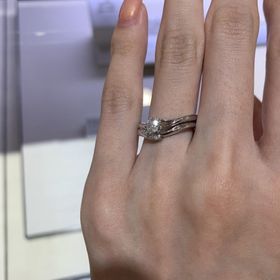 【俄(にわか)の口コミ】 結婚指輪と婚約指輪を重ねてつけられるように考えられているため、重ね付…