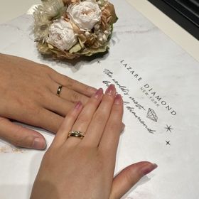 【ラザール ダイヤモンド(LAZARE DIAMOND)の口コミ】 婚約指輪との相性が決め手でした。婚約指輪が煌びやかなので結婚指輪はダ…
