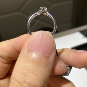 【ラザール ダイヤモンド(LAZARE DIAMOND)の口コミ】 シンプルなデザインながら程よい高さもあり、つけた時の存在感がある点、…