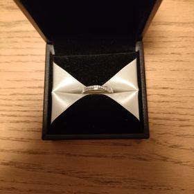 【エクセルコダイヤモンド(EXELCO DIAMOND)の口コミ】 個性的なもの、つけ心地にこだわりました。
少しウェーブがかり、ラインが…