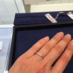 【4℃ BRIDAL(ヨンドシーブライダル)の口コミ】 ダイアモンドが5石ついており、地金は、プラチナでクロスしたデザインがと…