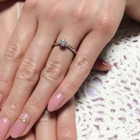 【銀座ダイヤモンドシライシの口コミ】 セントグレアという背の高い指輪を選びました。教会をイメージしたデザイ…