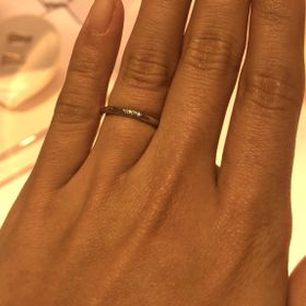 【ティファニー(Tiffany & Co.)の口コミ】 中央にダイヤが三石ついていて、シンプルながら可愛さもあると感じました…