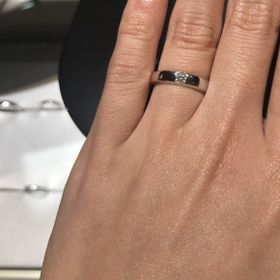 【ヴァン クリーフ＆アーペル(Van Cleef & Arpels)の口コミ】 指輪の中央に、ダイヤが一石付いている指輪です。
幅は、女性がつける指輪…