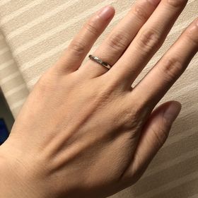 【ラザール ダイヤモンド(LAZARE DIAMOND)の口コミ】 ストレートタイプでシンプルなデザインですが、ダイヤの輝きがあるので他…