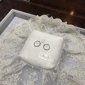 【ケイウノ ブライダル(K.UNO BRIDAL)の口コミ】 指輪裏の彫刻デザインの融通が効いた。
デザインに悩んでいる時に2人の思…