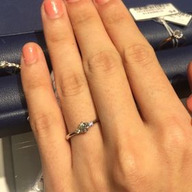 【銀座ダイヤモンドシライシの口コミ】 デザインが日本人の手の形に合うように綿密に計算されており、斜めのフォ…