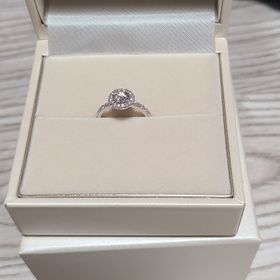 【宝寿堂(ほうじゅどう)の口コミ】 メインのダイヤを包み込むようなデザインで、質のいいダイヤにプラチナ950…