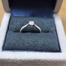 【BRILLIANCE+(ブリリアンスプラス)の口コミ】 ミルグレインの繊細さがありつつ、ダイヤモンドが目立つデザインでとても…