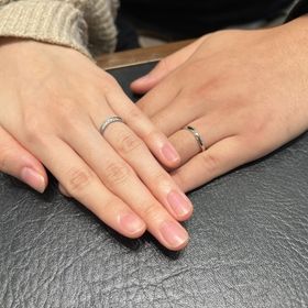 【ROYAL ASSCHER(ロイヤル・アッシャー)の口コミ】 まずは自分の指に合う形を決めました。(私の場合ウェーブでした) その後、…