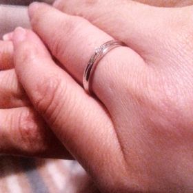 【銀座ダイヤモンドシライシの口コミ】 (妻)色々試着してみて、シンプルな指輪が自分達には似合うとわかり、その…