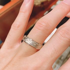 【ケイウノ ブライダル(K.UNO BRIDAL)の口コミ】 良い意味での重々しさがある。品格もある。唐草模様が優美でもある。そし…