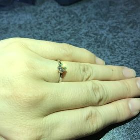 【銀座ダイヤモンドシライシの口コミ】 細身の指輪で、ダイヤモンドを横からも眺められるデザインを探していて、…