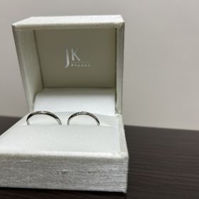 【1122 iifuufu bridal(いい夫婦ブライダル)の口コミ】 指輪のデザイン自体は、シンプルだけど、アイスブルーのダイヤモンドが埋…