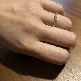 【GALA JEWELRY(ガラジュエリー)の口コミ】 華奢ながらもさりげないウェーブがあったりと、ユニークなデザインが素敵…