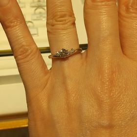 【銀座ダイヤモンドシライシの口コミ】 結局別のお店で購入しましたが、最後までこちらとで迷い続けました。
やは…