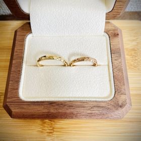 【TANZO.(鍛造指輪)の口コミ】 質感がなめらかで、ずっと着けていても心地よい。
しっかりした作りながら…