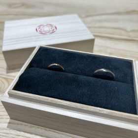 【出雲結(いずもゆい)の口コミ】 シンプルかつ洗練されたデザインで、何十年後も飽きがこない指輪だと思い…