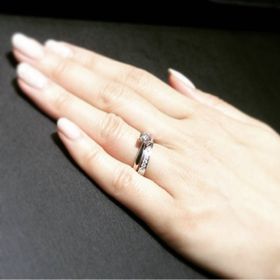 【ハリー・ウィンストン(Harry Winston)の口コミ】 ダイヤモンドはもちろん、アームの美しさにも惚れ惚れしました。重ね付け…