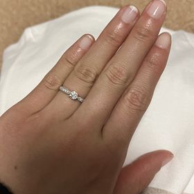 【garden ORIGINAL(ガーデンオリジナル)】の口コミ ダイヤが引き立つように、枠がキュッと絞られたデザインになっており、ミル...