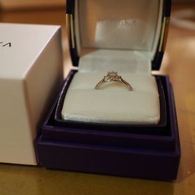 【俄(にわか)の口コミ】 細身のリングに3つぶのダイアがあしらわれています。正面から見ても横から…