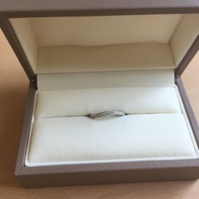 【Crea(クレア)】の口コミ 曲線的な柔らかなラインがとても気に入りました。細めの指輪なのですが、他...