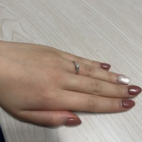 【ラザール ダイヤモンド(LAZARE DIAMOND)の口コミ】 どこを見てもキラキラしていて、ウェーブかかったデザインが指を綺麗に見…