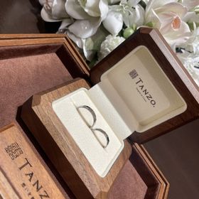 【TANZO.(鍛造指輪)の口コミ】 婚約指輪も鎚目加工でつくりました。
結婚指輪は別の加工でと思いましたが…