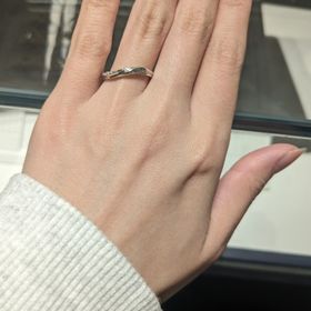 【銀座ダイヤモンドシライシの口コミ】 デザインは種類が豊富にありました。ウェーブで控えめにダイヤがついてい…