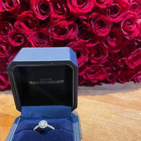 【銀座ダイヤモンドシライシの口コミ】 指輪のおすすめポイントは、価格とアフターケアです。
手が届くぐらいで大…