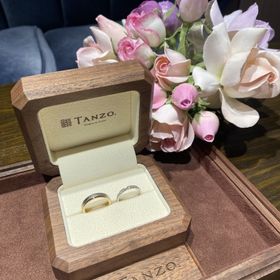 【TANZO.(鍛造指輪)の口コミ】 金とプラチナのコンビのデザインが素敵です。
平打ちの4ミリにしていただ…