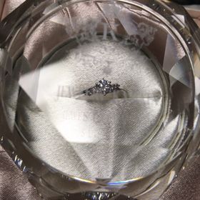 【JEWELRY  KAMATA(ジュエリーかまた)の口コミ】 何種類も指輪を見せてもらってどれも良くすごく悩みましたが、シンプルで…