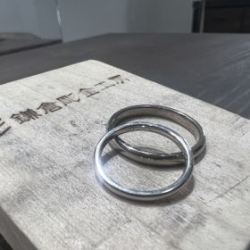 【鎌倉彫金工房の口コミ】 ホワイトゴールドとプラチナで制作。
形はどちらもシンプルに甲丸。
こだ…